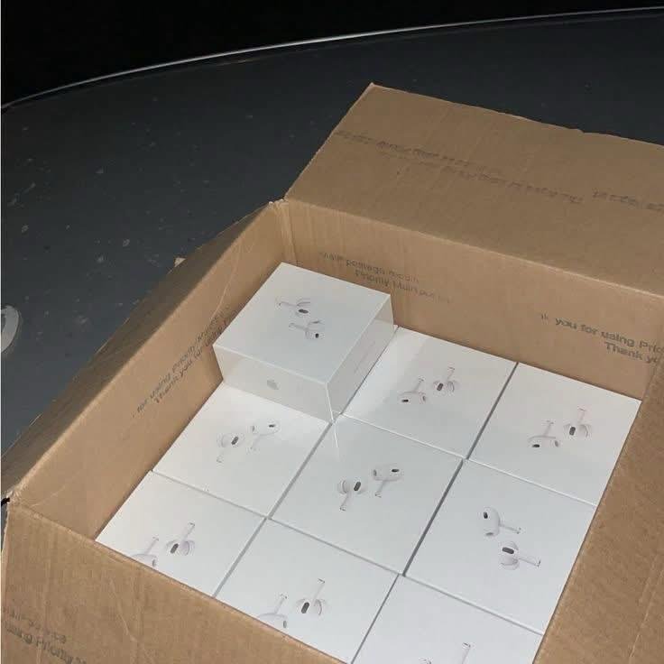 AirPod Max & AirPod Pro pallet